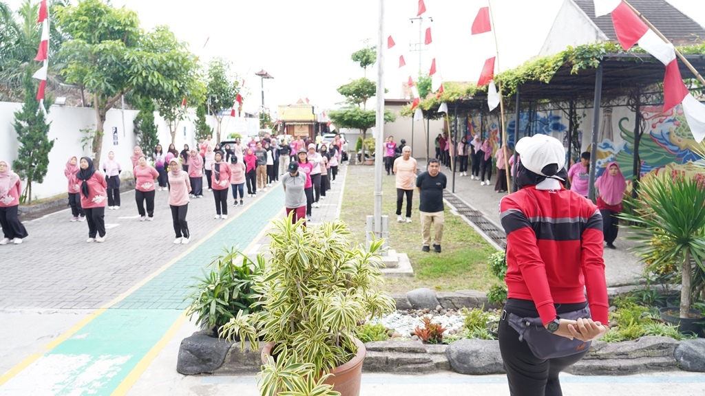Senam Pagi! Badan Bugar Layanan Prima